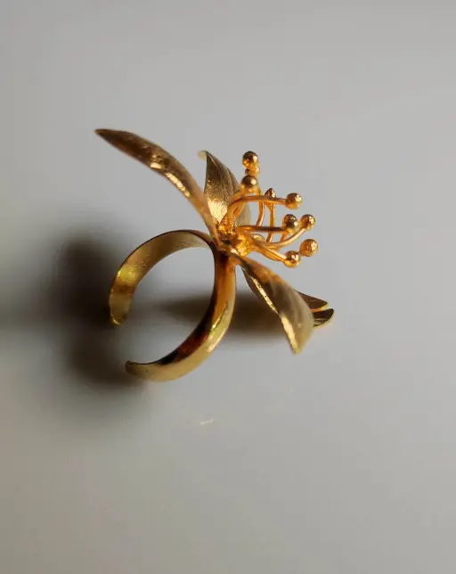 Anillo flor cuatro pétalos derecha