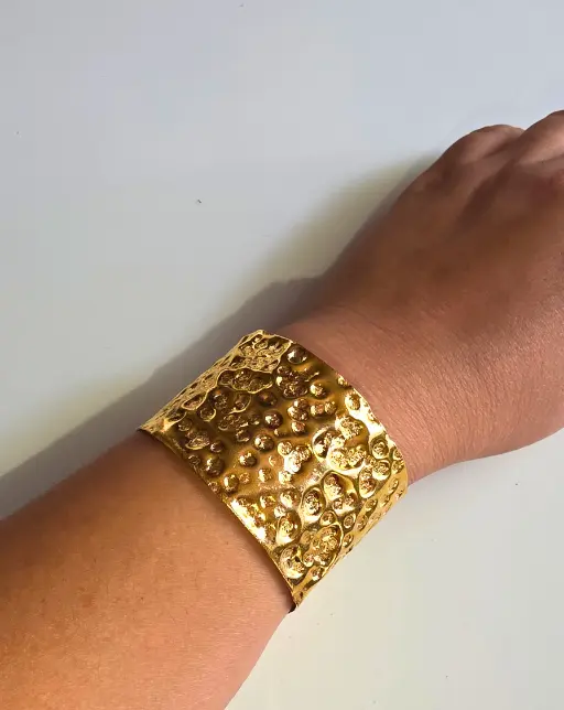 8 (6) Brazalete dorado en mano